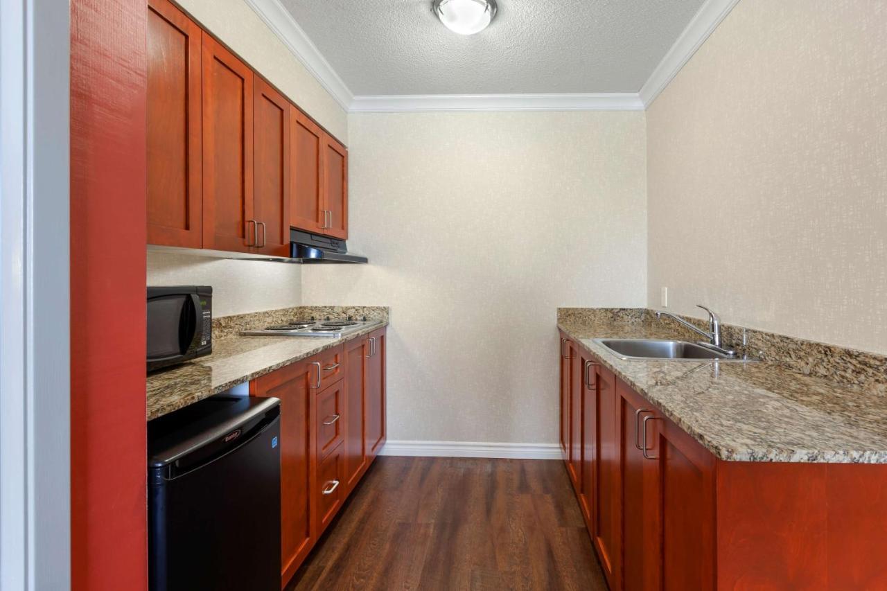 Best Western Plus Rose City Suites Уэлленд Экстерьер фото